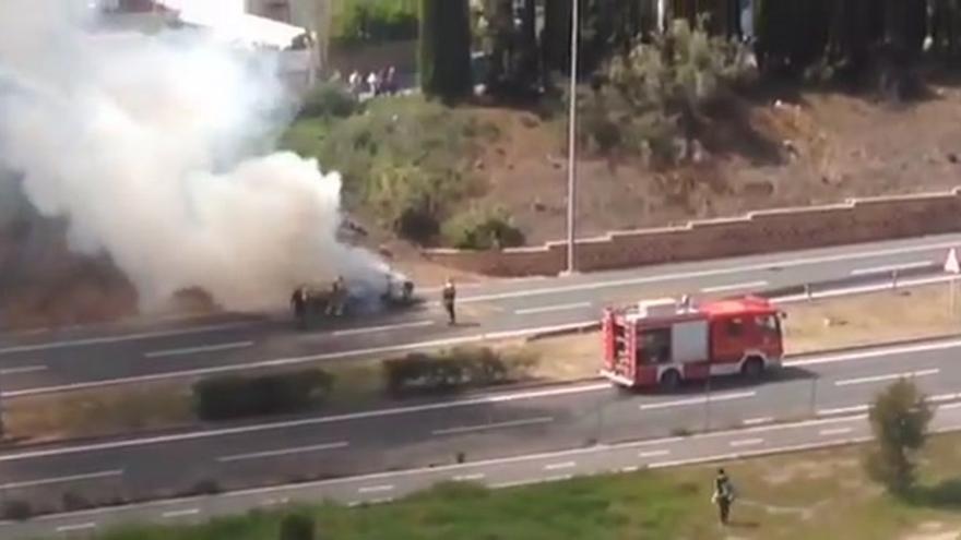 Incendio de un vehículo en la ronda norte de Cáceres