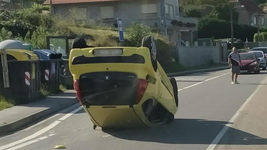 Sucesos en Pontevedra | Varios heridos y un coche volcado en un accidente en Vilaboa