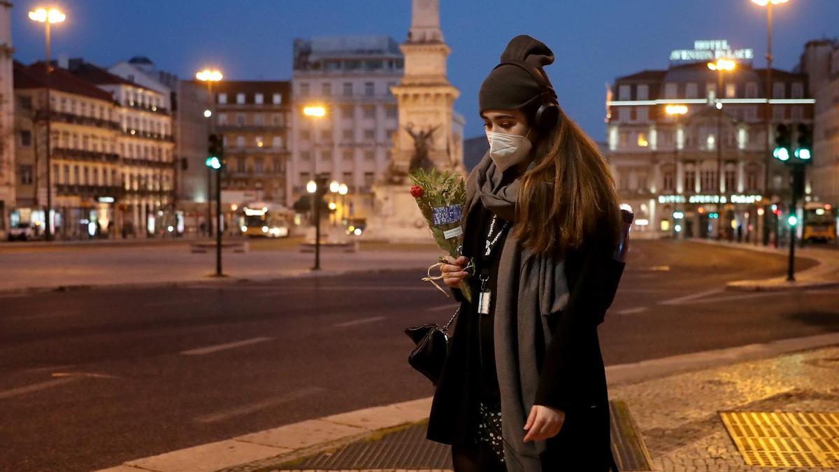 Una mujer con mascarila pasea por Lisboa, una de las regiones más afectadas.