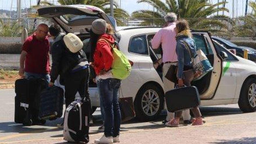 Usuarios de taxi en el puerto de Ibiza.