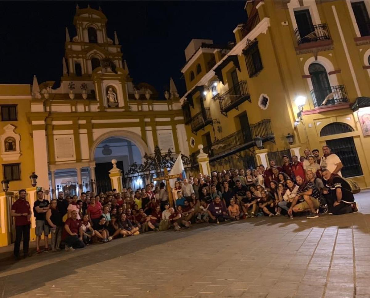 Los peregrinos de San José de la Rinconada posan junto a la Basílica de la Macarena. Foto El Correo