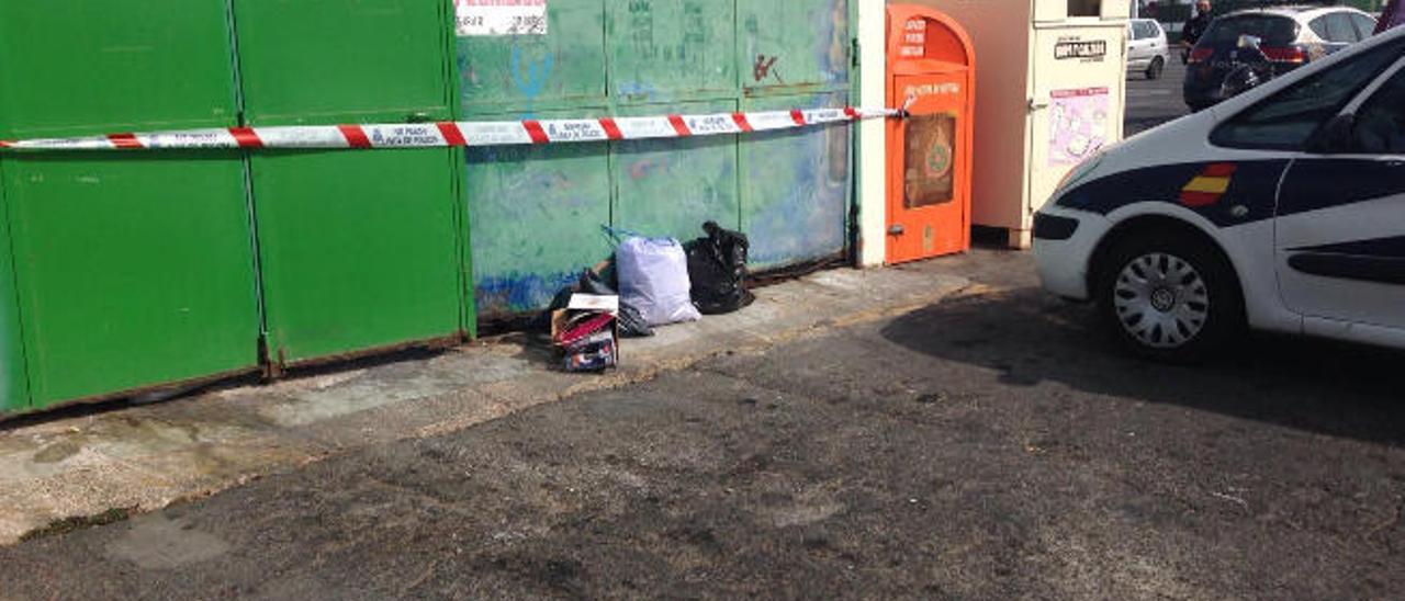 Contenedor de basura, en el que fue hallada la documentación, precintado por La Policía Nacional de Maspalomas