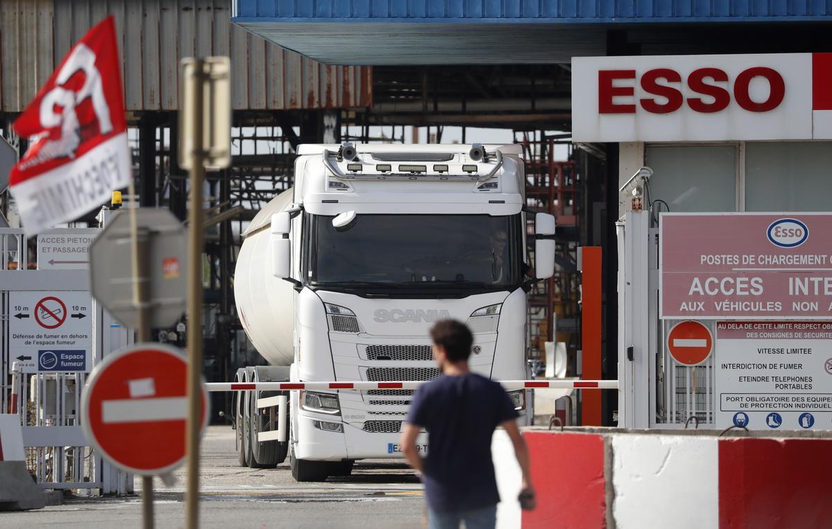 Un camión cisterna en la refinería de Esso en Fos-Sur-Mer, en Francia, este 13 de octubre de 2022.