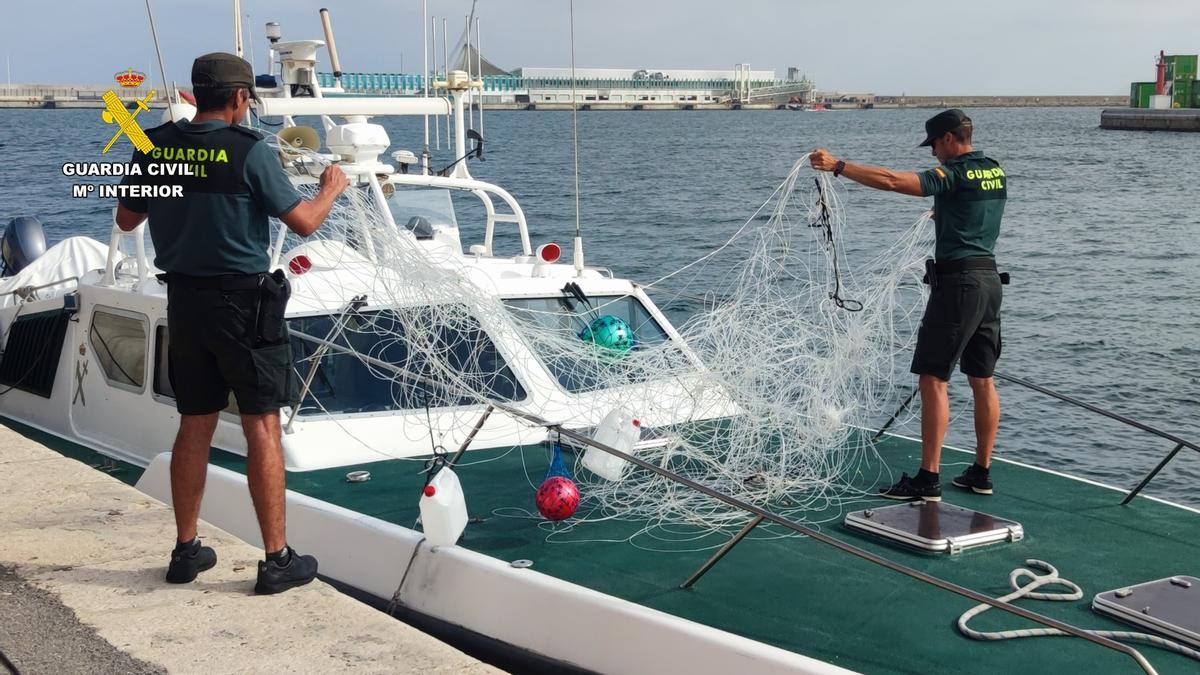 Arte de pesca ilegal de palangre con azuelos retirada de aguas de Torrevieja