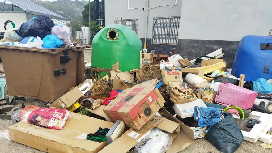 La basura desborda un verano más las islas de contenedores para los diseminados de la Barraca