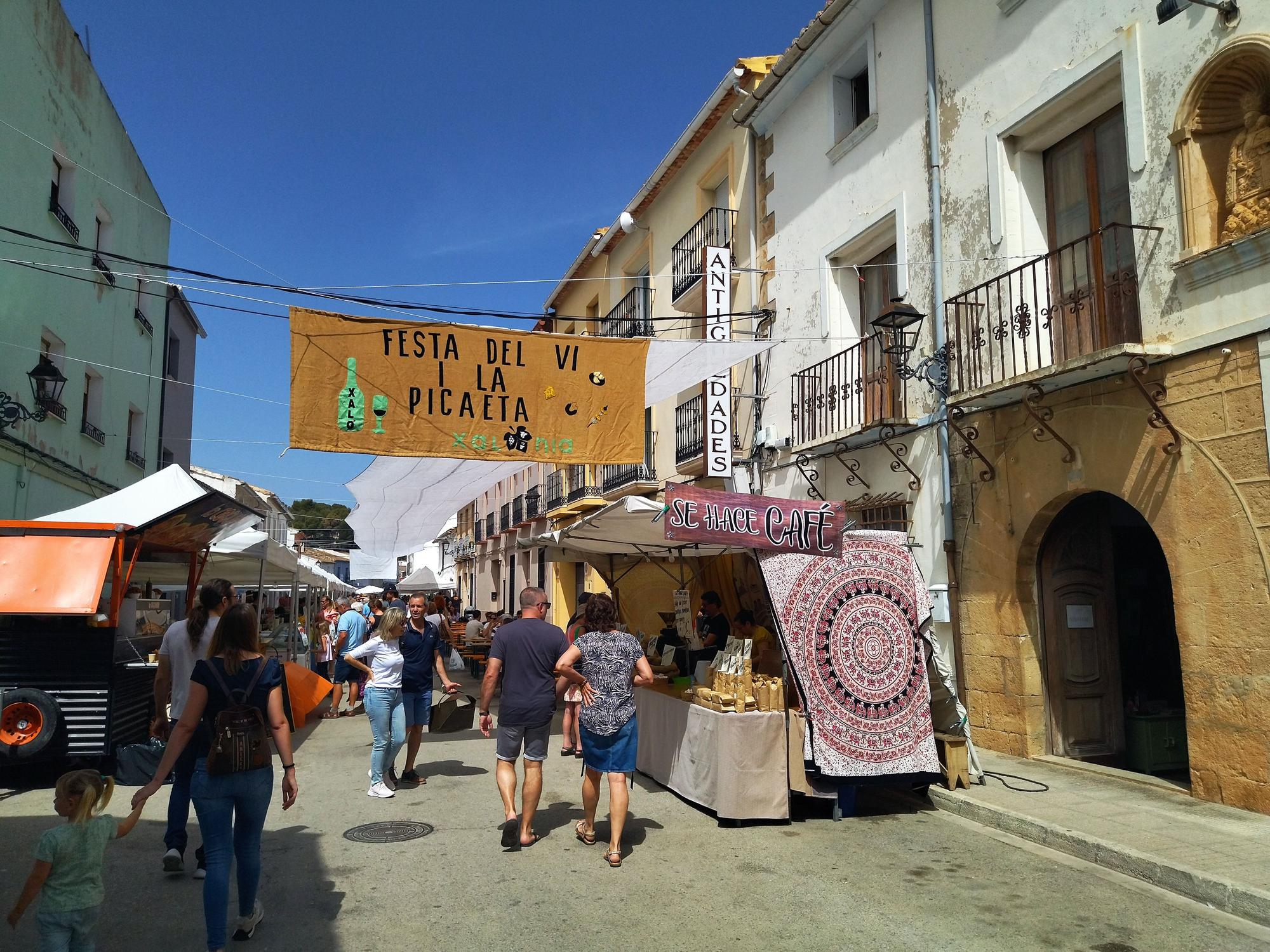 Kitsch y tradición: un paseo por el rastro de Xaló