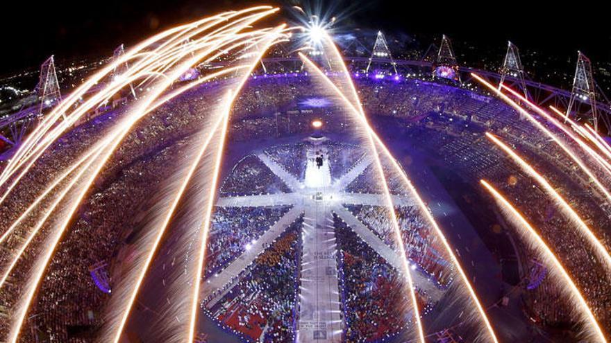 Los fuegos artificiales sobre el Estadio Olímpico