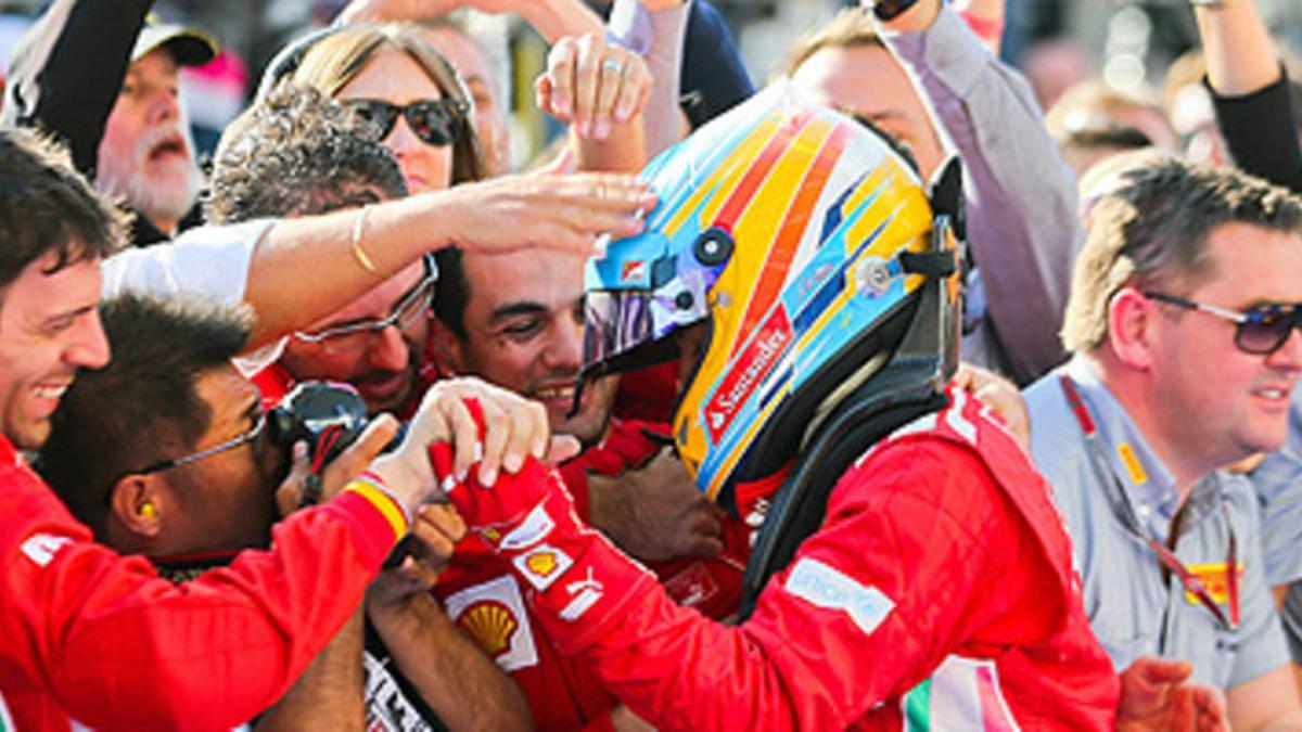 Alonso celebra con un grupo de aficionados su tercer puesto en el GP de EEUU