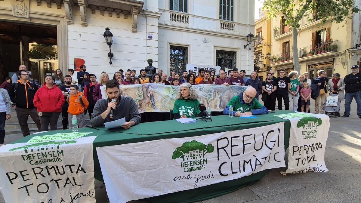 Vecinos y entidades de Sarrià este miércoles, en un acto a favor de la titularidad pública de Can Raventós, en Barcelona.
