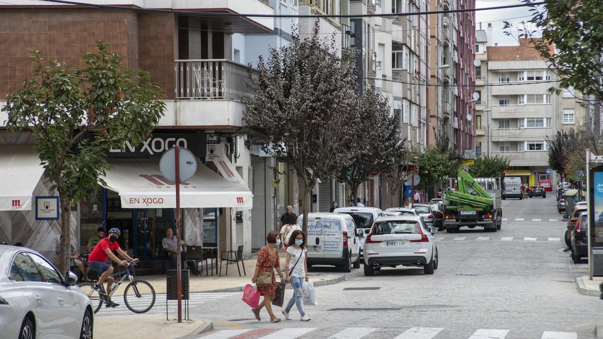 La calle Doctor Fleming, en Ourense, en donde se aplican medidas más estrictas para frenar el avance del virus. // Carlos Peteiro