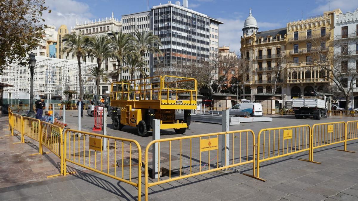 La jaula de la mascletà coge músculo en la plaza del Ayuntamiento