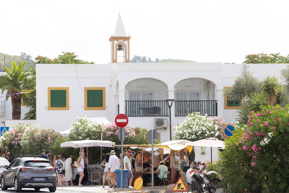 Galería: el mercadillo de Sant Joan en plena temporada de verano