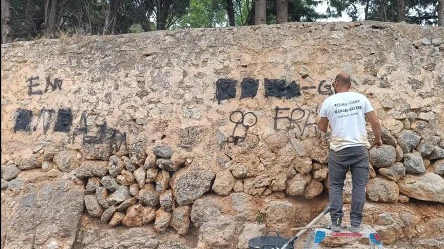 Alaró declara la guerra a las pintadas vandálicas