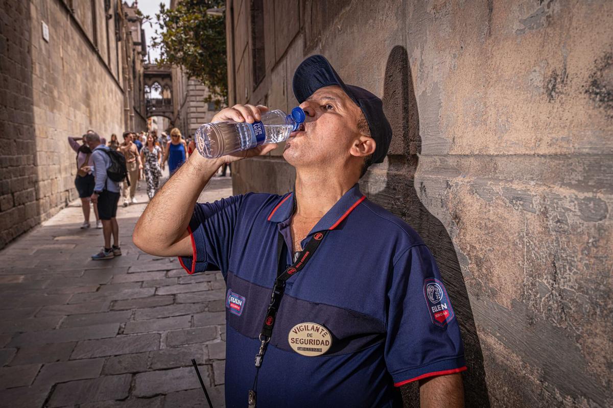 Pantaleón Domènec, trabajador de seguridad de la Catedral de Barcelona, durante una jornada marcada por el pico de calor. Barcelona, 15 de julio de 2026. AUTOR: Manu Mitru | EPC