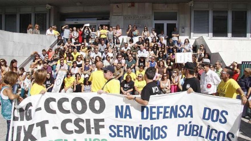 Protesta de empleados públicos contra los recortes del Gobierno central en Vigo.  // Jorge Santomé