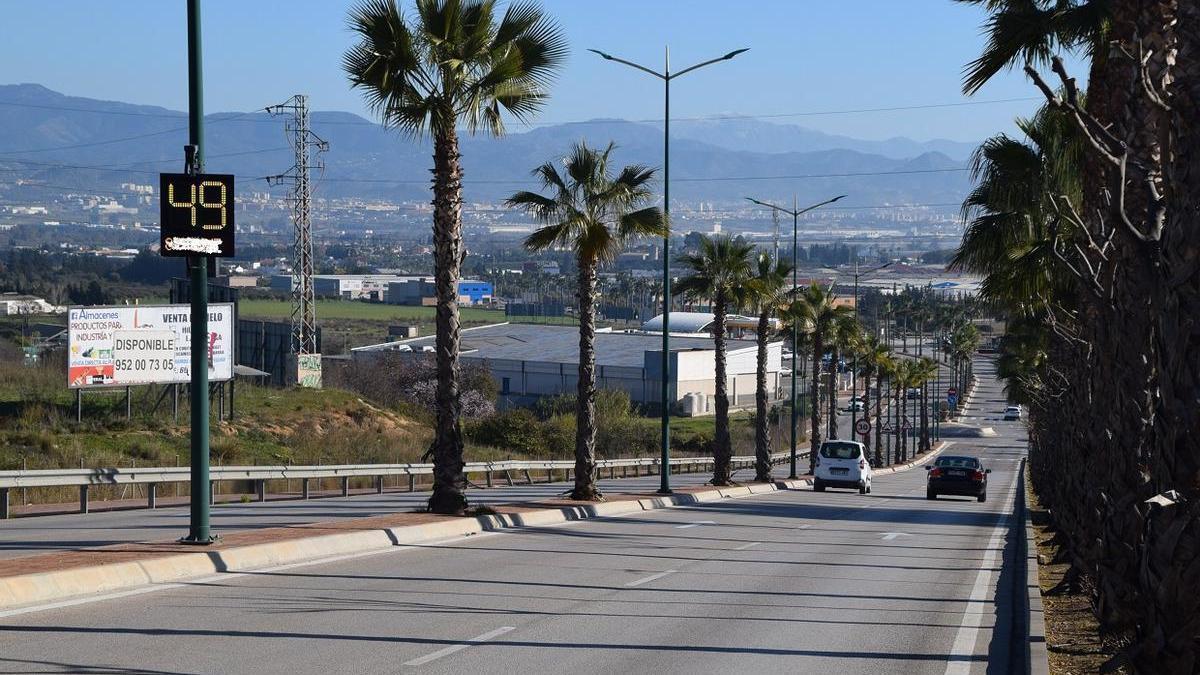 El radar dispone de una pantalla que muestra la velocidad y la matrícula de cada vehículo.