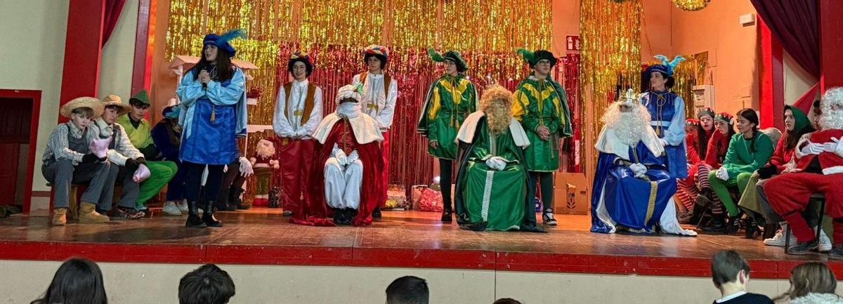Los Reyes Magos recibieron a los niños en Santa Anastasia.
