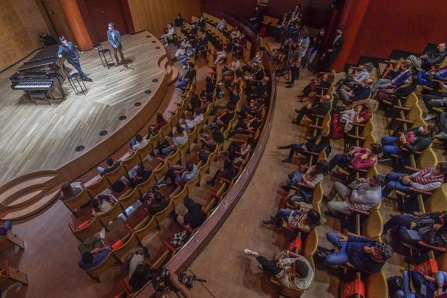 El pianista Lang Lang mantiene un encuentro con estudiantes de música en Gran Canaria