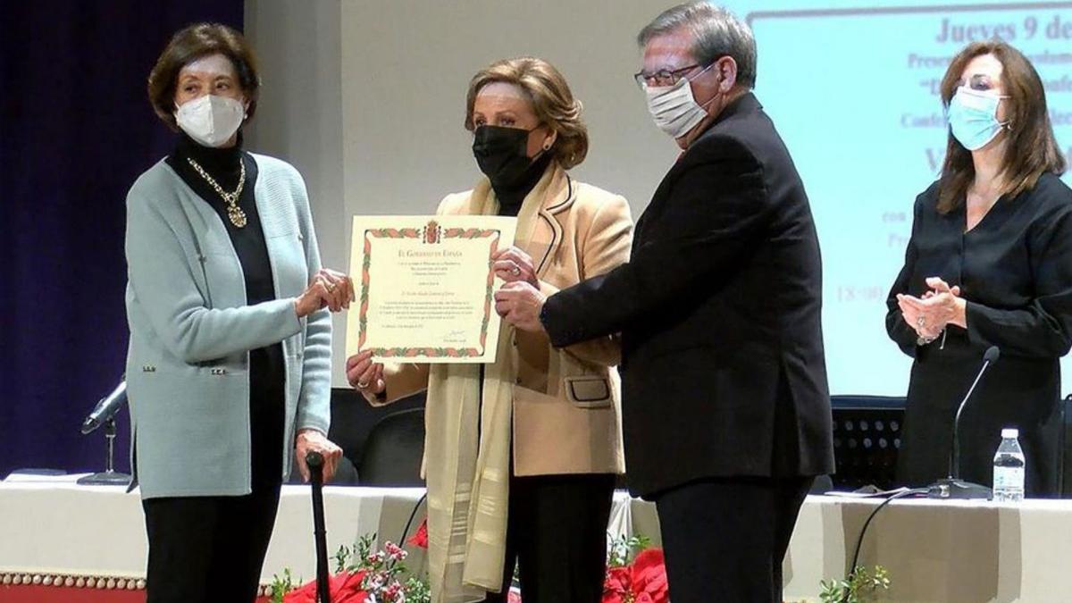 Martínez entrega a las nietas de Alcalá-Zamora el documento.