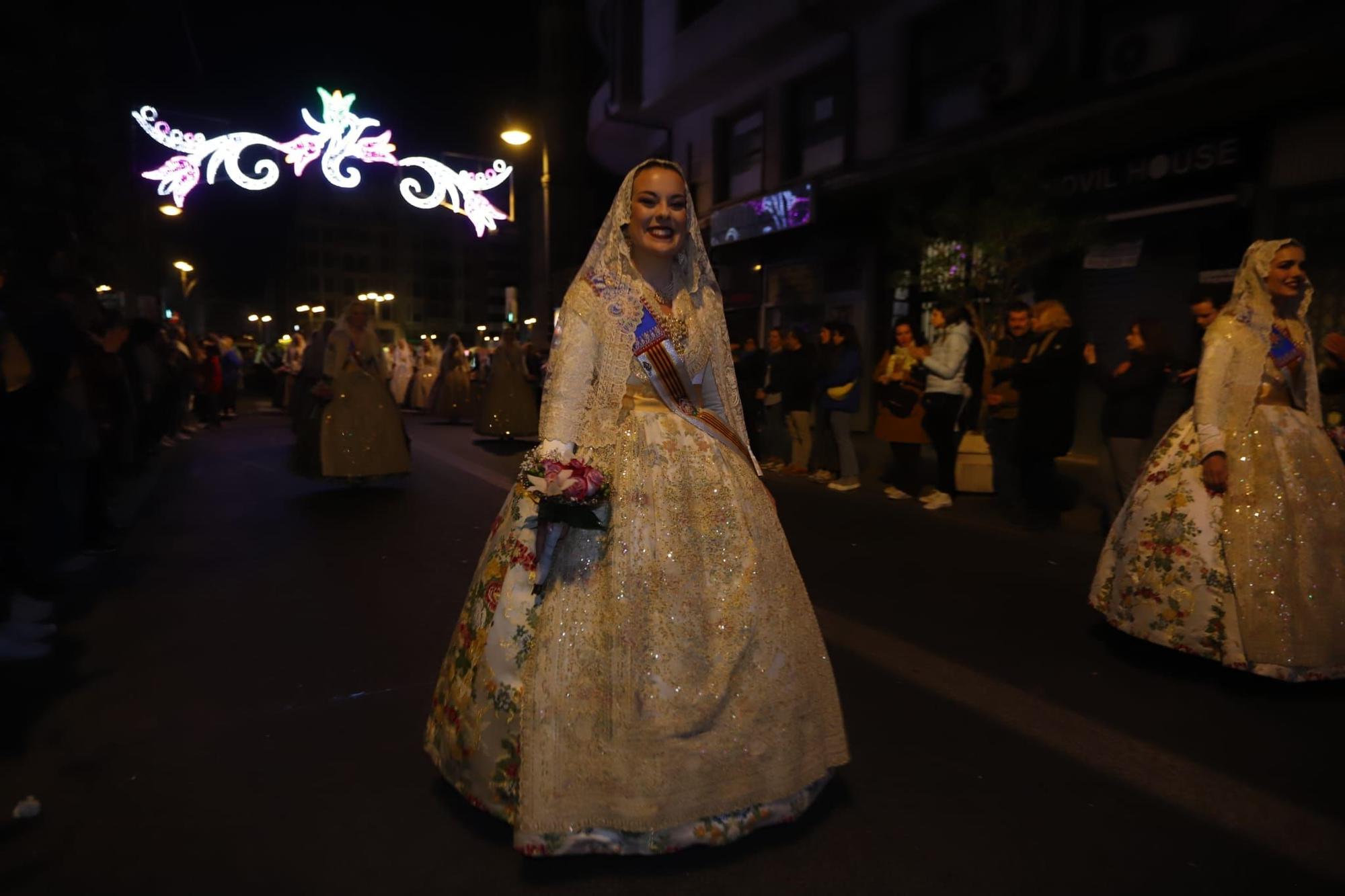 Laura Mengó y su corte coronan la ofrenda a la Virgen