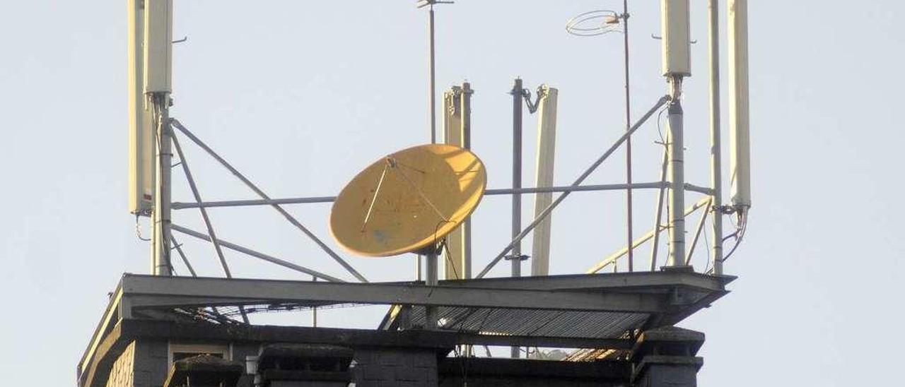 Antena de telefonía en la cubierta de un edificio de Lalín. // Bernabé/Javier Lalín