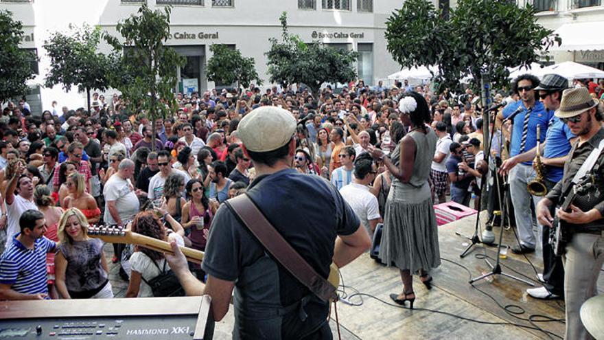 Unos clásicos. La Free Soul Band cumple diez años animando la Feria del centro desde la plaza de las Flores.