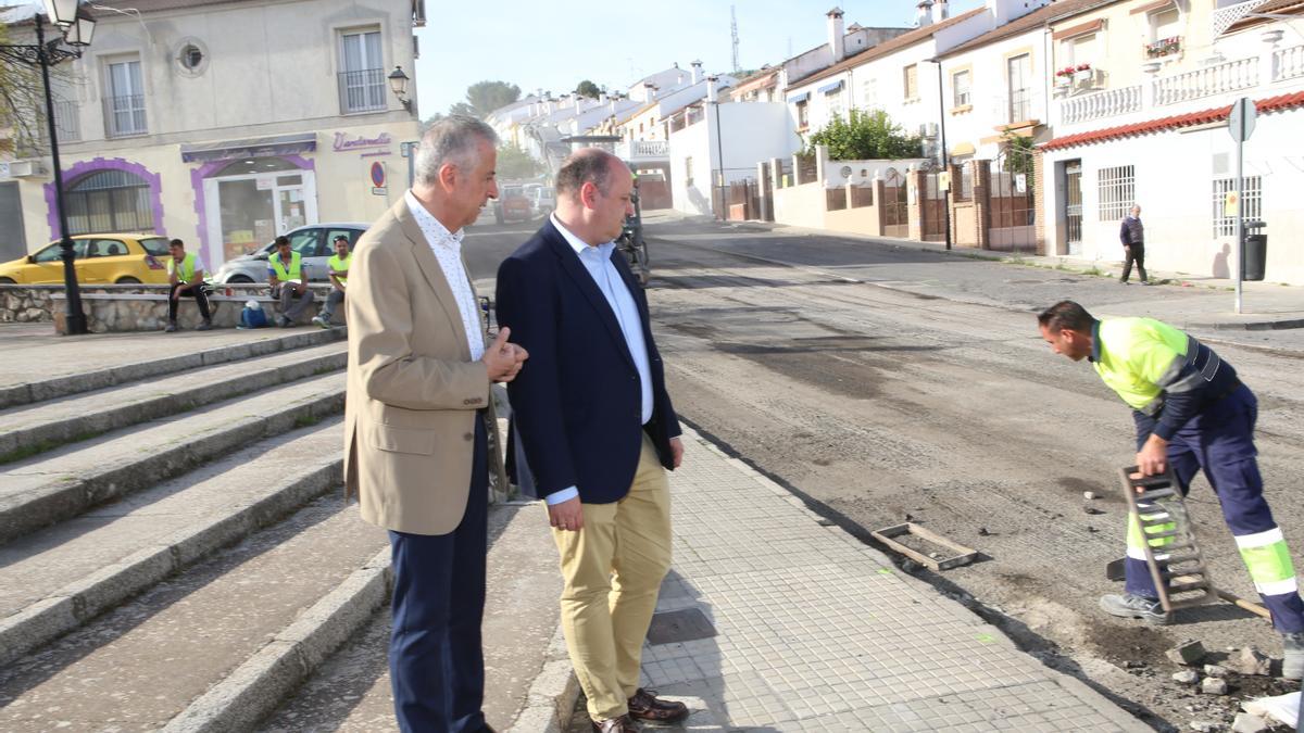 Juan Pérez y César del Espino, en una de las obras del Plan Asfalto de Lucena.