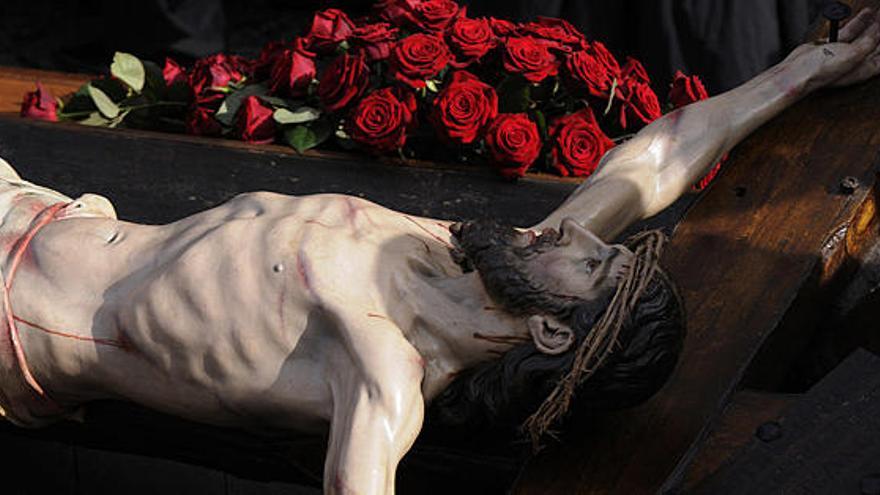 Jesús clavado en la Cruz, imagen titular del grupo «La Crucifixión», en el desfile de la Semana Santa de este año.