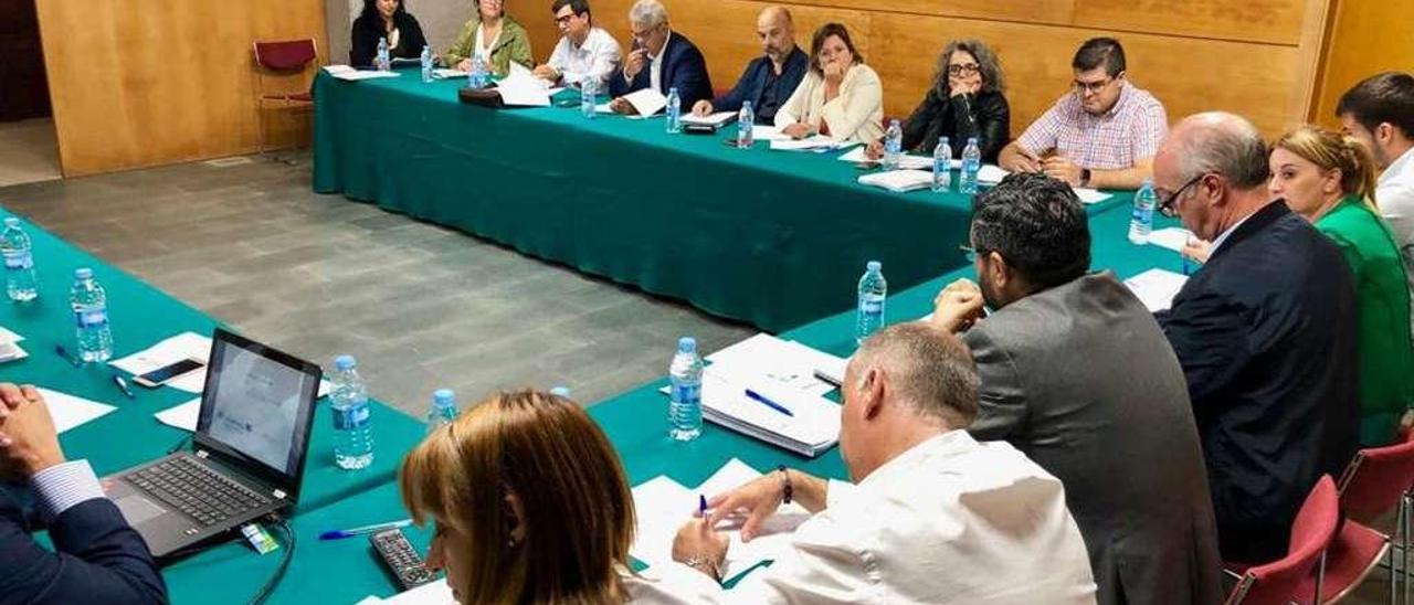 Un momento de la reunión celebrada en la mañana de ayer en Exposalnés. // Faro