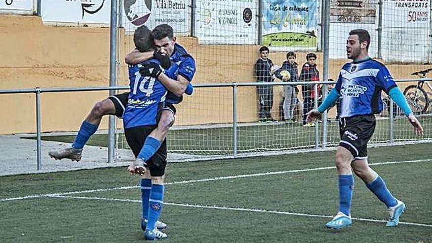 Els jugadors locals Pérez, Ratera i Malpica celebren el gol aconseguit pel Solsona