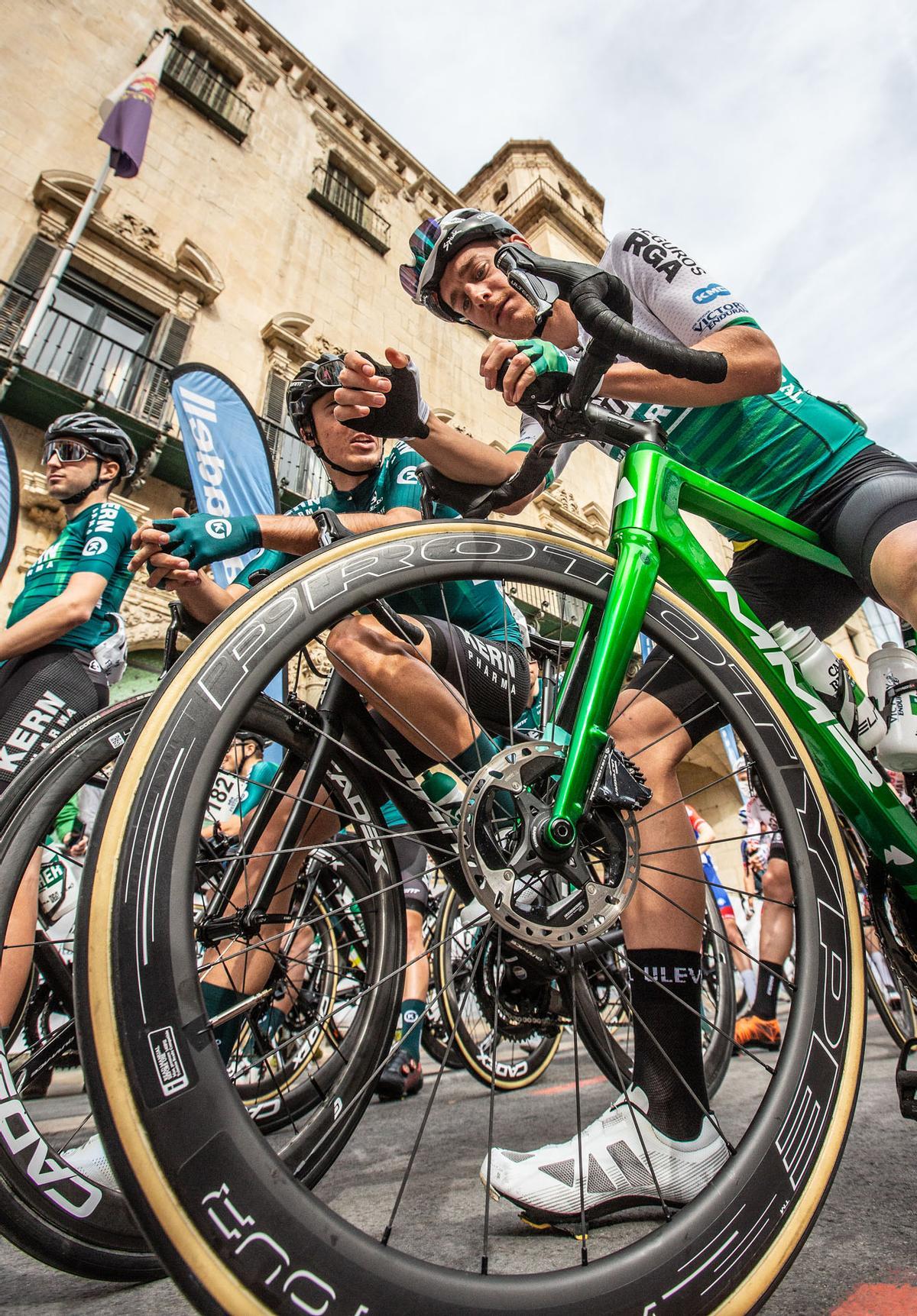 Salida de etapa de la Vuelta Ciclista a la Comunitat desde Alicante