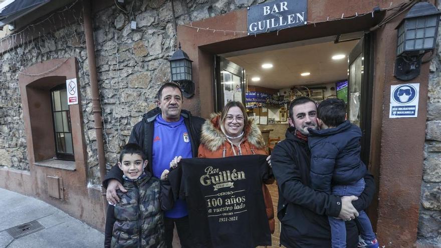 El Guillén, el chigre de Oviedo que ha visto pasar un siglo desde la calle Rosales