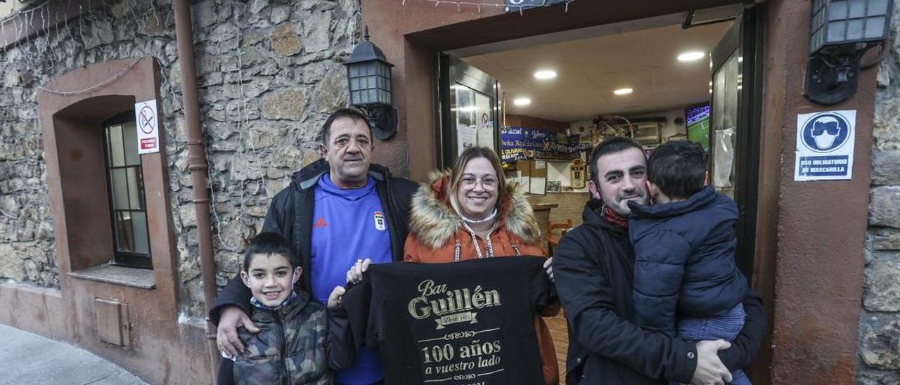 De izquierda a derecha, Matteo Martínez, Rolando Fernández, Leticia Posada, Manuel Martínez y Luca Martínez en la puerta del Bar Guillén