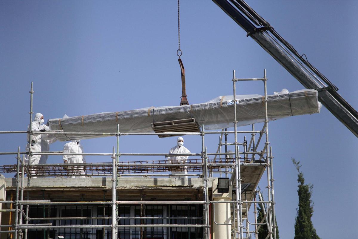 Operarios trabajan en la retirada de amianto de una edificación.