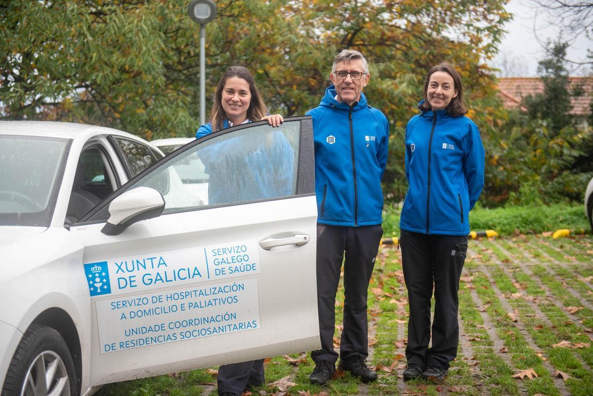 Mercedes Domínguez, Fernando Lamelo y Laura Gamonal, junto a un vehículo de HADO-Unidad de Coordinación y Apoyo a Residencias sociosanitarias, en el Hospital de Oza (Chuac), en A Coruña.