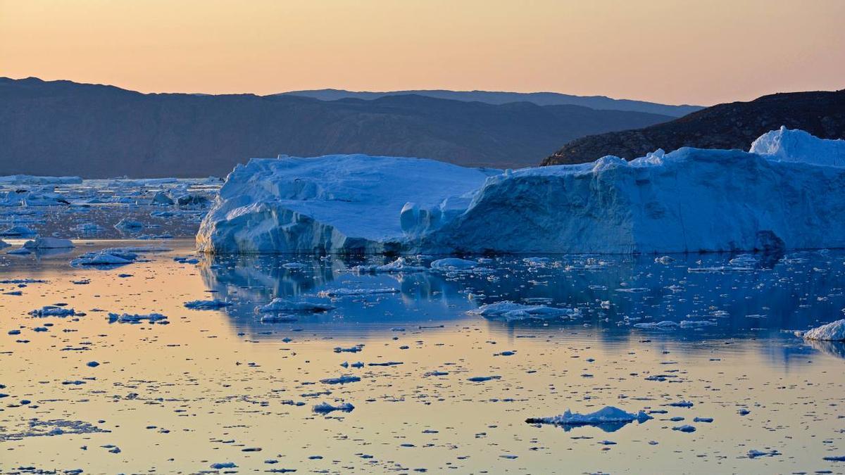Deshielo de grandes bloques en el mar en Groenlandia