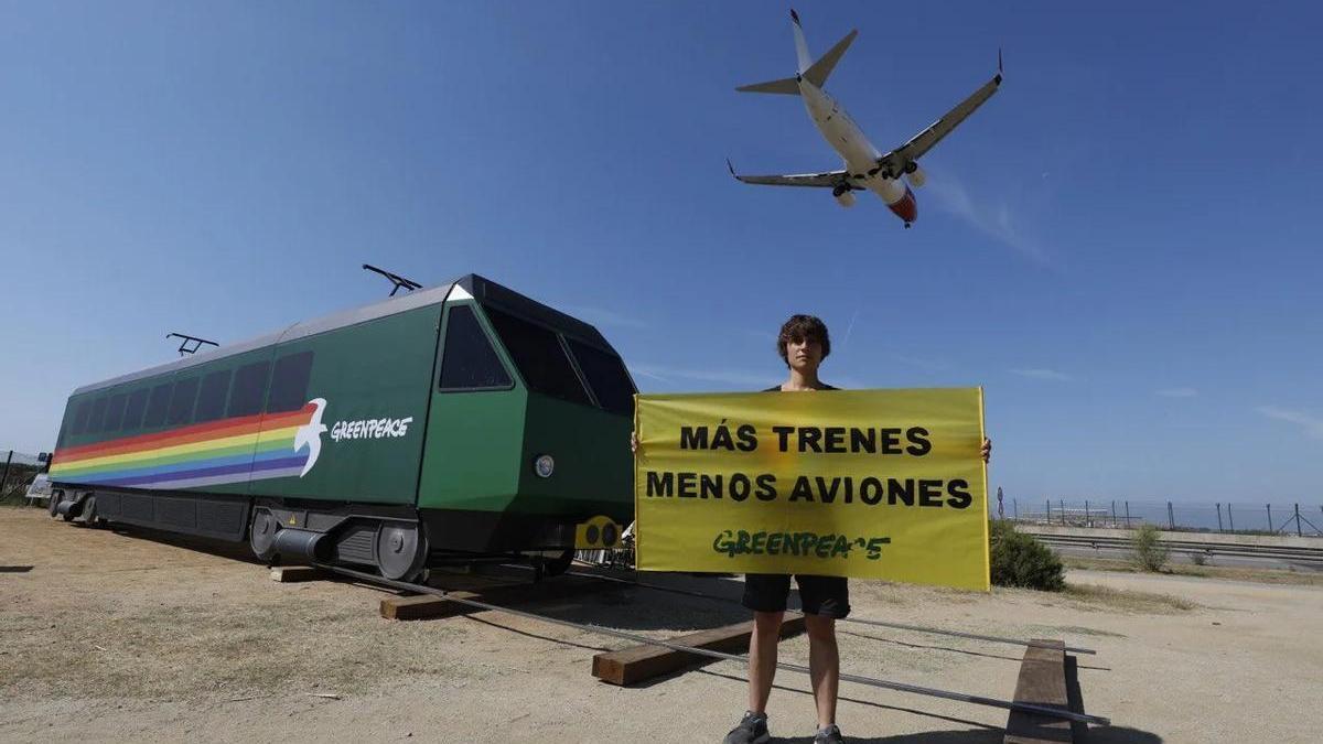 Protesta de Greenpeace en el aeropuerto de Barcelona.