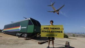 Protesta de Greenpeace en el aeropuerto de Barcelona.