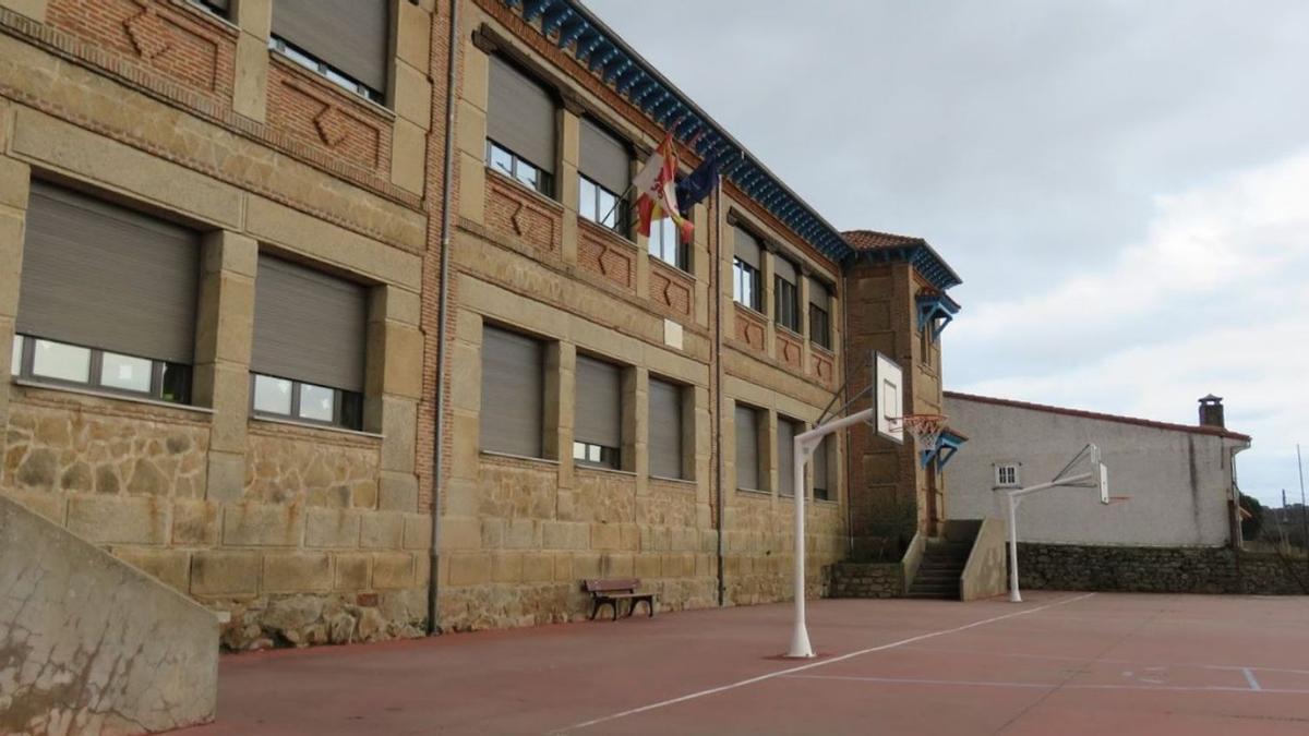 Patio de la entrada  principal del CEIP Fermoselle. | Asociación Cultural El Pulijón