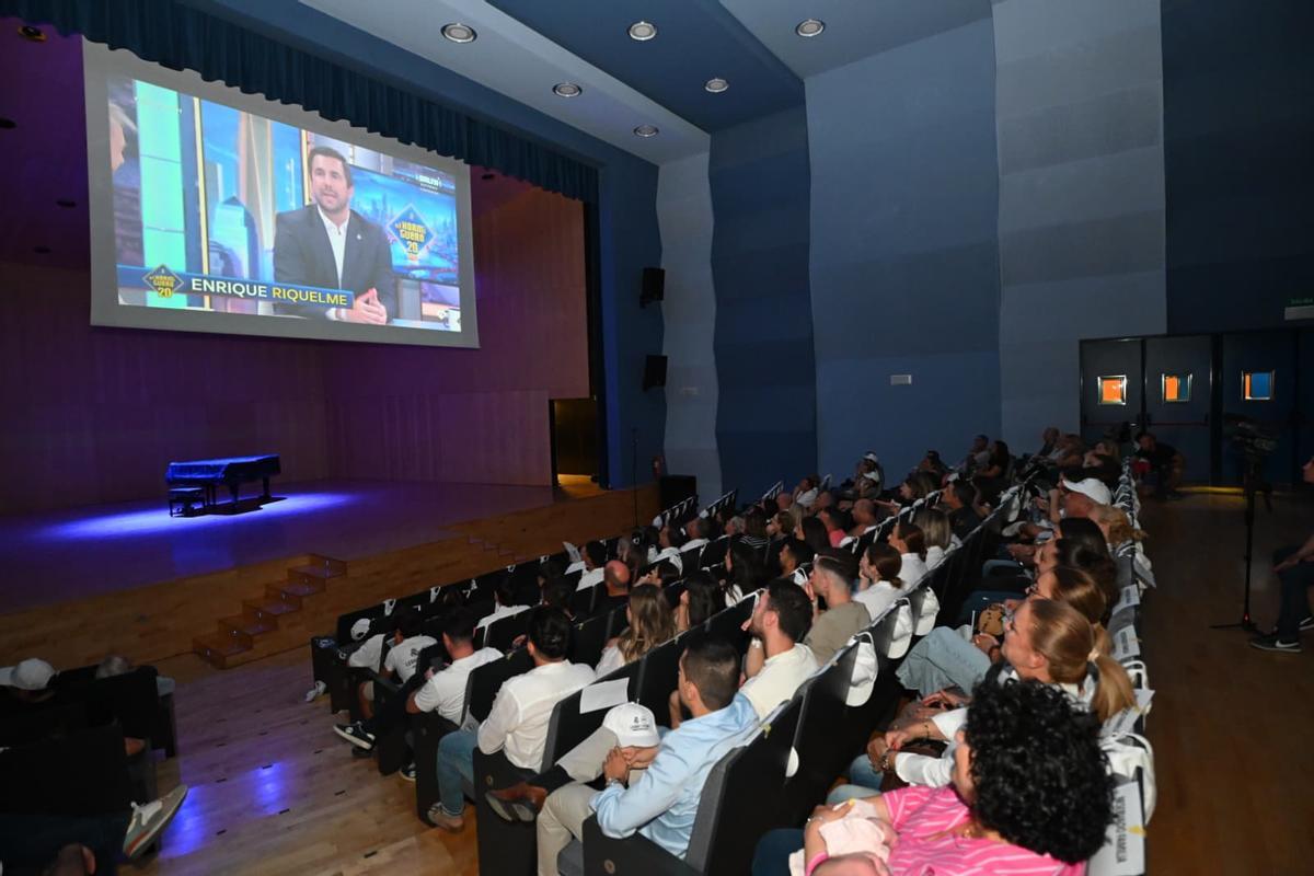 Cox abre su auditorio para vivir en hermandad la visita de Enrique Riquelme al Hormiguero de Pablo Motos