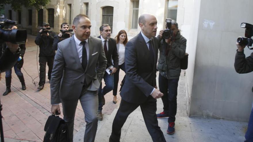 El alcalde, Gabriel Echávarri, a su llegada a los juzgados, esta mañana. A su derecha, su abogado, José Díaz.