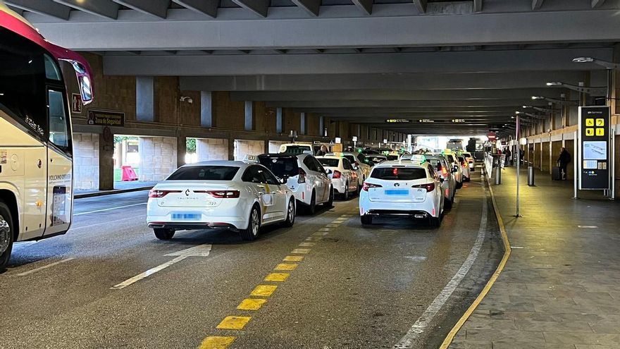 Parada de taxis en el aeropuerto de Sevilla.