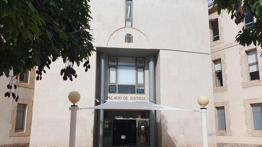 Condenan a una mujer a tres años y medio por agredir a su ex en Alicante y a él lo absuelven de maltrato