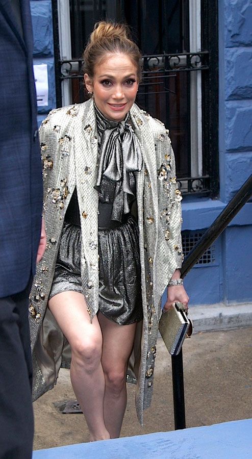 Detalle del look metalizado de Jennifer López con chaqueta de Jenny Packham