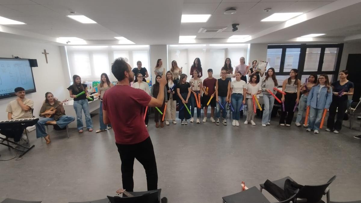 Durante la primera parte de la sesión, los alumnos construyeron sus propios instrumentos.