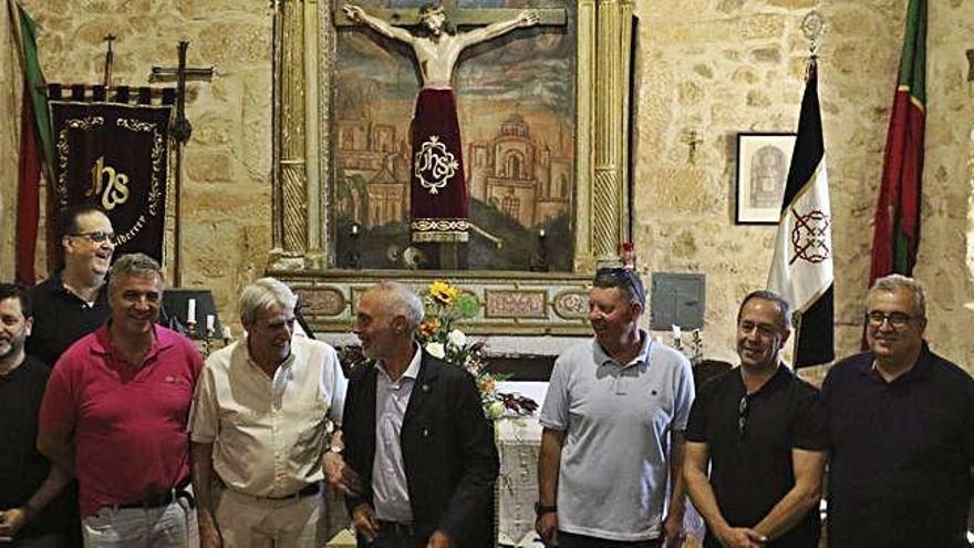 Directivos en la ofrenda en la ermita de Valderrey.