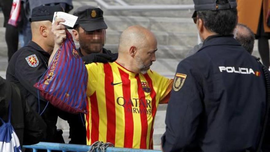 Un aficionat del Barça es deixa escorcollar per policies, dissabte a l&#039;entrada del Wanda Metropolitano