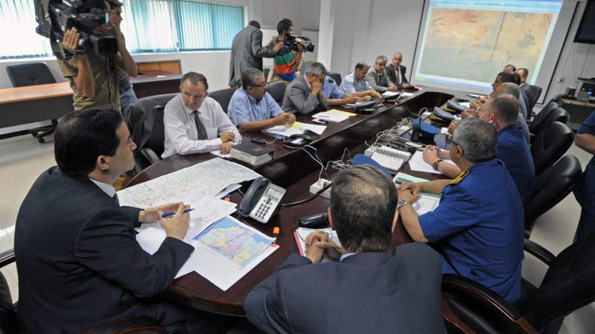 El ministro de Transportes de Argelia, Amar Ghoul, preside la reunión de la unidad de crisis en el aeropuerto de Argel.