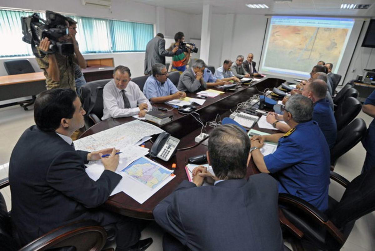 El ministre de Transports d’Algèria, Amar Ghoul, presideix la reunió de la unitat de crisi a l’aeroport d’Alger.
