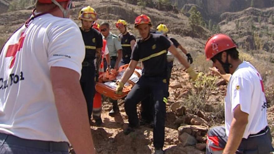 Bomberos del Consorcio de Emergencias de Gran Canaria trasladan el domingo a la víctima en Mogán. i TV CANARIA